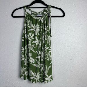 ⭐️Gilli Green and‎ White Halter Nexk Leaf Print Top Size Small